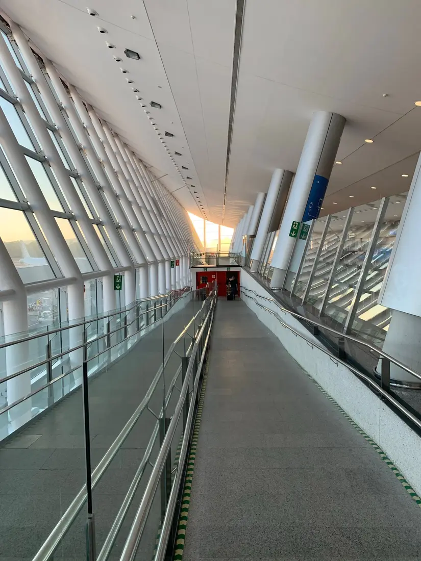 Koridor terminal modern — gambaran kawasan layanan shuttle otonom
